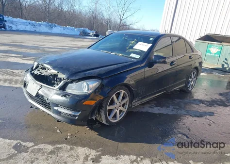 2013 Mercedes-Benz C 300 Sport 4Matic z USA, uszkodzony, nr VIN WDDGF8ABXDA756257